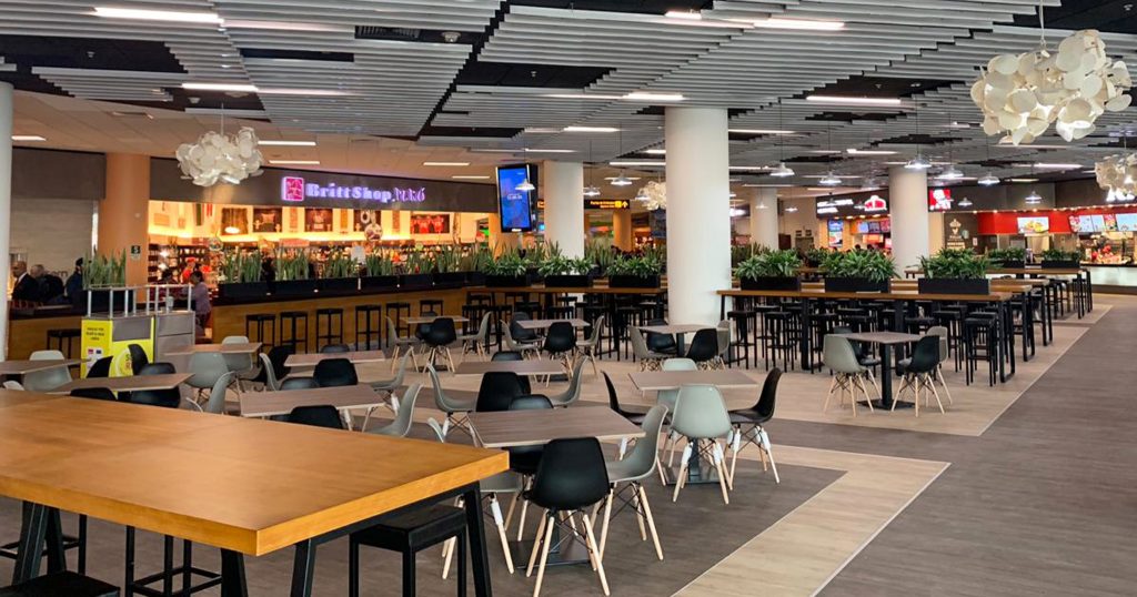 Lima Peru,Jorge Chávez International Airport,LIM,aviation,terminal,food  court plaza table tables casual dining,Papa John's,pizza,restaurant  restaurant Stock Photo - Alamy