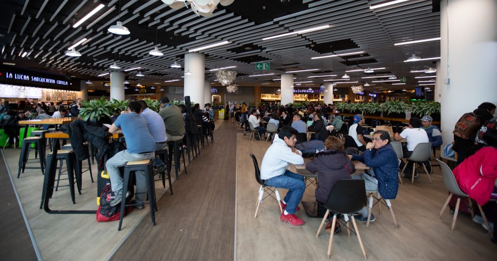 Lima Peru,Jorge Chávez International Airport,LIM,aviation,terminal,food  court plaza table tables casual dining,Papa John's,pizza,restaurant  restaurant Stock Photo - Alamy